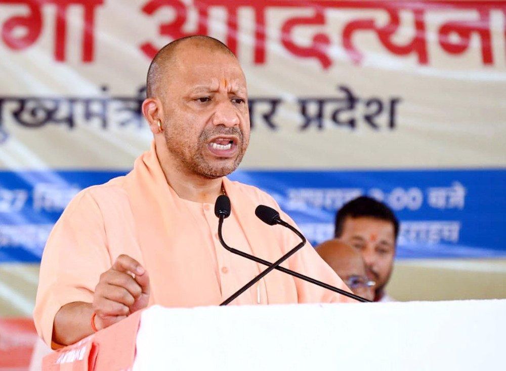Yogi Adityanath Accuses SP and Congress of Disrespecting Hindu Faith, Claims Namaz Attempt at Hanumangarhi