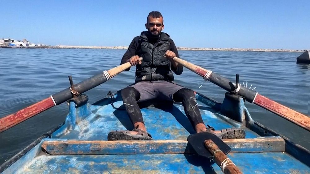 Gaza Fishermen Keep Afloat with Dinghies Crafted from Doorframes