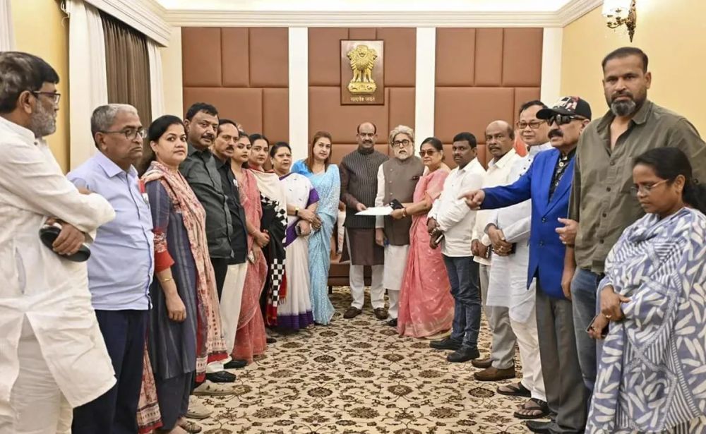 Lok Sabha Secretariat Serves Disqualification Notices on 20 Rebel TMC MPs
