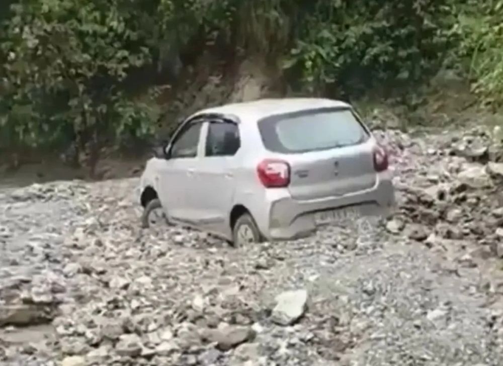 Heavy Rain Causes Landslides, Blocks 259 Roads in Himachal Pradesh