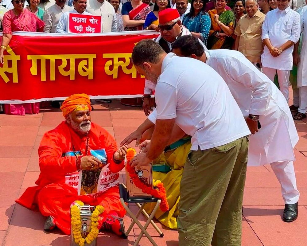 INDIA Bloc Stages Ram Temple Donation Skit, Declares 'Theft Is in Our Blood' and Calls for Amit Shah’s Resignation