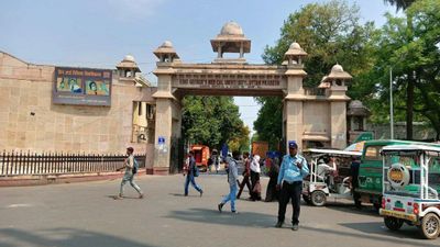 KGMU Implements Non-Vegetarian Food Ban in Hostels After Governor's Inspection