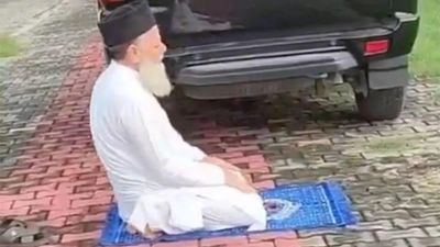 UP Police FIR Sparks Outrage After SP Leader Offers Prayer in Public Space