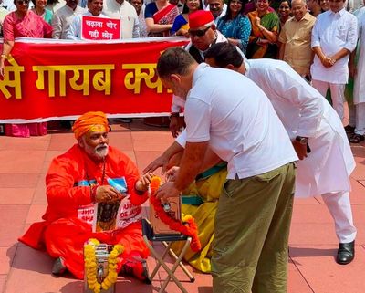 INDIA Bloc Stages Ram Temple Donation Skit, Declares 'Theft Is in Our Blood' and Calls for Amit Shah’s Resignation