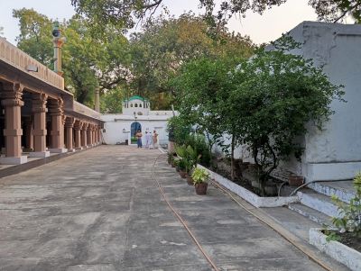 Varanasi Mosque Land Dispute: Ganj Shahida Committee Challenges Railway's Claims, Vows Legal Battle