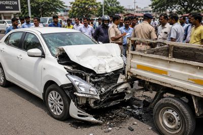 Jamshedpur: Pickup Van and Car Collide in Azad Nagar, Dispute Ensues Over Compensation